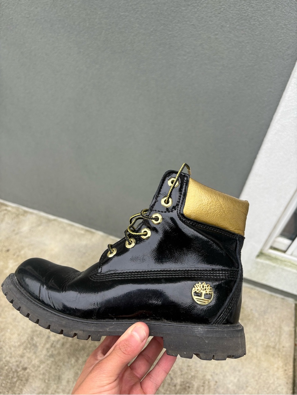 TIMBERLAND PATENT LEATHER BLACK AND GOLD BOOTS W8